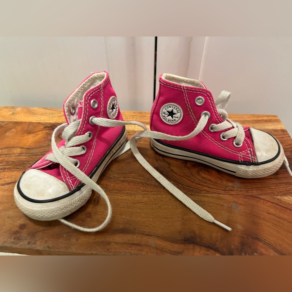 EUC baby Pink Converse All Stars Little Girl Toddler Hi High Top Shoes, Size 4